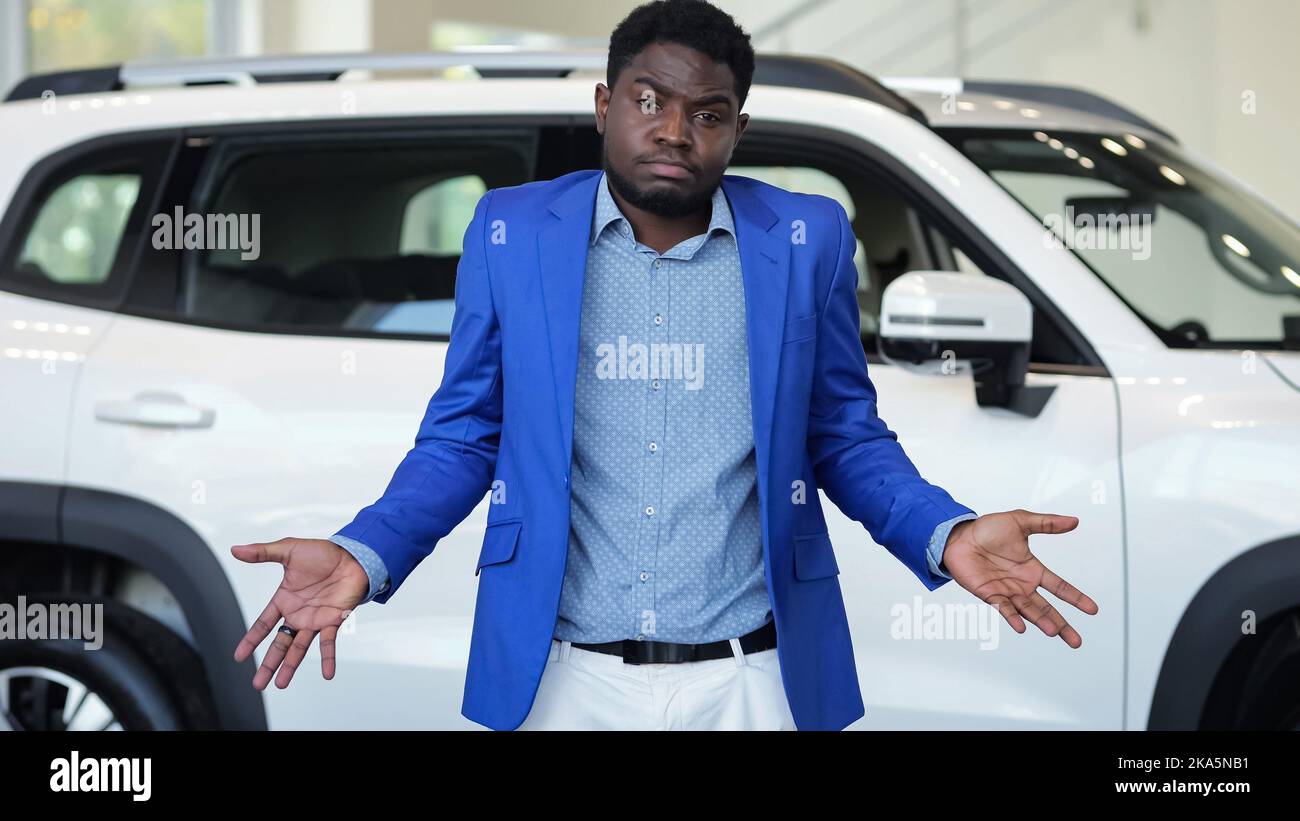 L'homme afro-américain recherche de l'argent dans la poche pour acheter une nouvelle voiture Banque D'Images