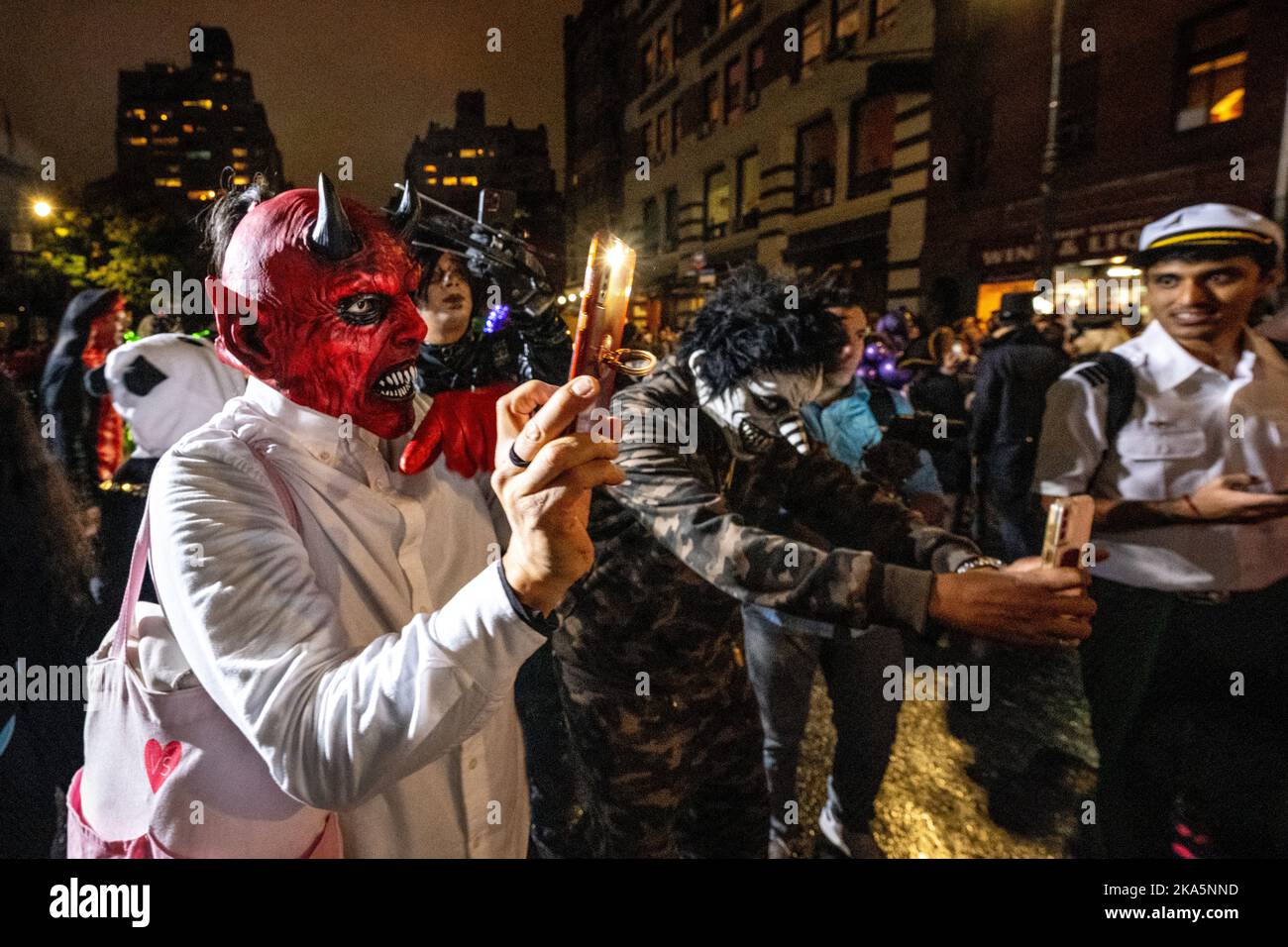 New York, États-Unis. 31st octobre 2022. Les fêtards prennent des selfies avec leurs costumes pendant qu'ils assistent à la parade d'Halloween annuelle 49th dans le Greenwich Village de New York. Credit: Enrique Shore/Alay Live News Banque D'Images