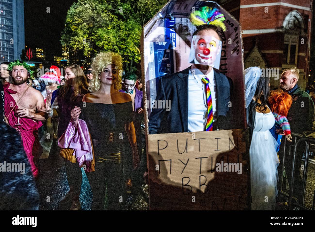 New York, États-Unis. 31st octobre 2022. Les gens portent un nez rouge et un costume de président russe Vladimir Poutine à l'intérieur d'un cercueil de carton lors de la parade d'Halloween 49th annuelle dans le Greenwich Village de New York. Credit: Enrique Shore/Alay Live News Banque D'Images