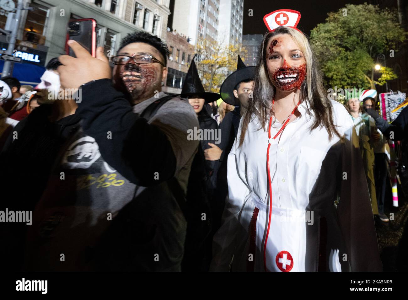 New York, États-Unis. 31st octobre 2022. Les gens portent des costumes pendant qu'ils assistent à la parade d'Halloween annuelle 49th dans le village de Greenwich à New York. Credit: Enrique Shore/Alay Live News Banque D'Images