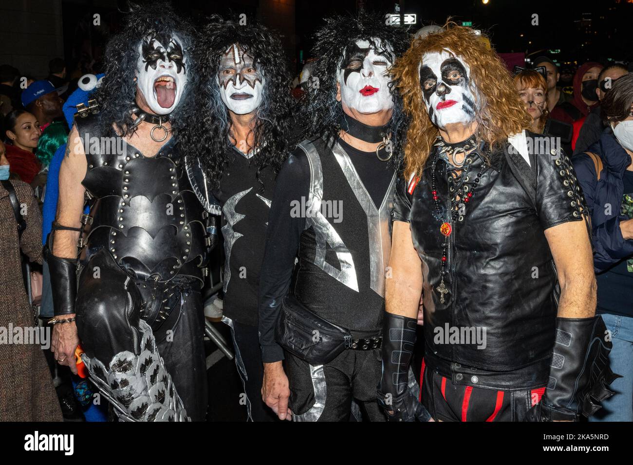 New York, États-Unis. 31st octobre 2022. Les fêtards portent des costumes Kiss lorsqu'ils assistent à la parade d'Halloween annuelle 49th dans le village de Greenwich à New York. Credit: Enrique Shore/Alay Live News Banque D'Images