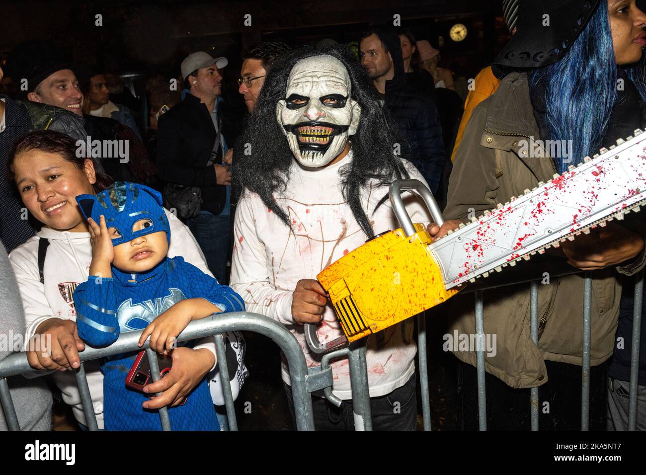 New York, États-Unis. 31st octobre 2022. Les spectateurs portent des costumes lorsqu'ils assistent à la parade d'Halloween annuelle 49th dans le Greenwich Village de New York. Credit: Enrique Shore/Alay Live News Banque D'Images
