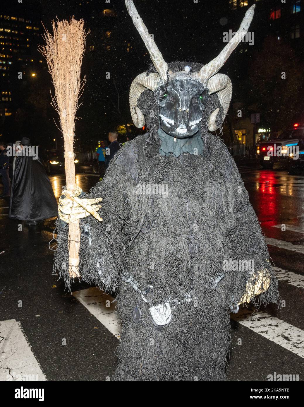 New York, États-Unis. 31st octobre 2022. Les gens portent des costumes pendant qu'ils assistent à la parade d'Halloween annuelle 49th dans le village de Greenwich à New York. Credit: Enrique Shore/Alay Live News Banque D'Images