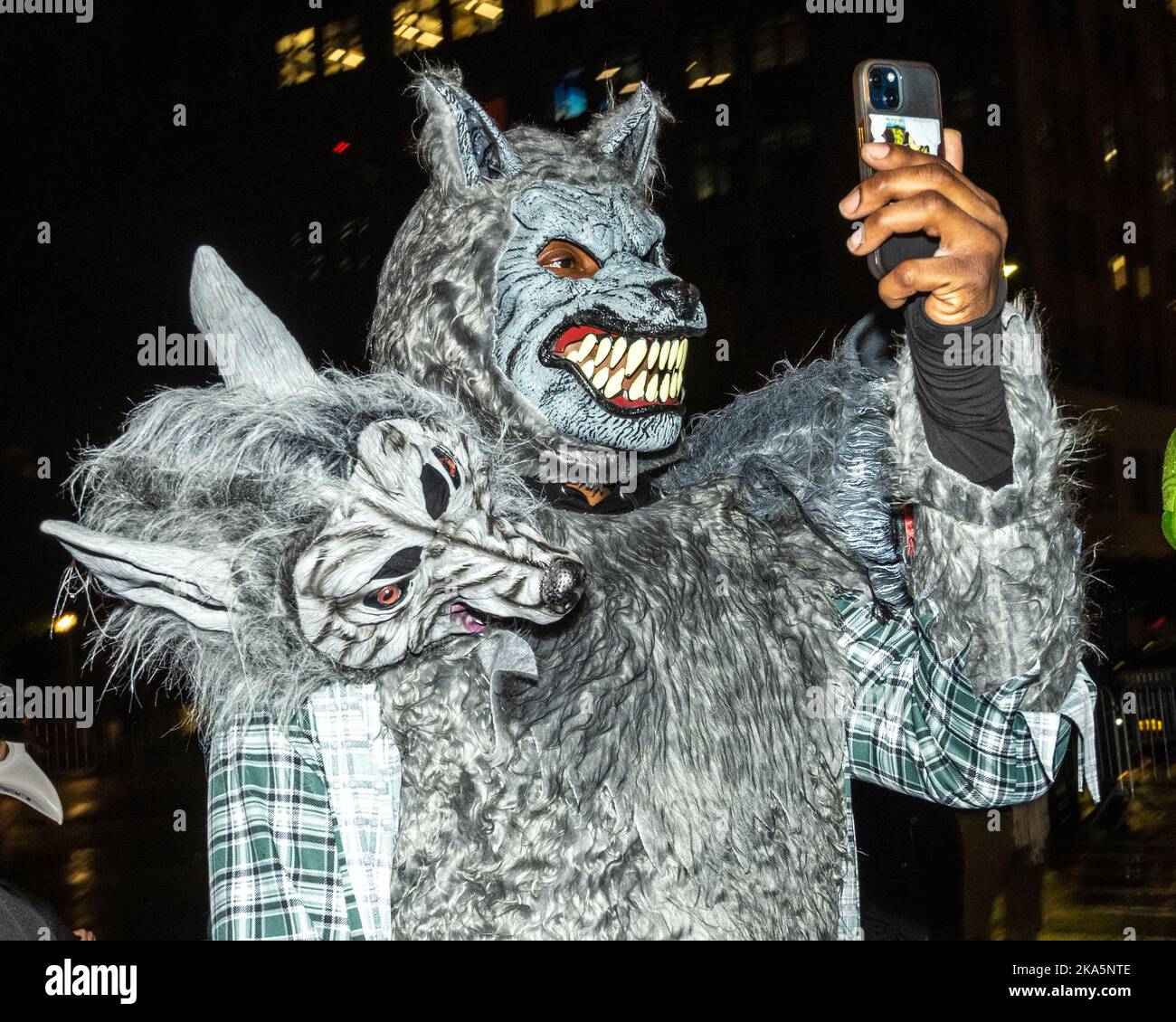 New York, États-Unis. 31st octobre 2022. Un fêtard prend un selfie avec son costume alors qu'il se balade dans 6th Avenue lors de la parade d'Halloween annuelle 49th dans le Greenwich Village de New York. Credit: Enrique Shore/Alay Live News Banque D'Images