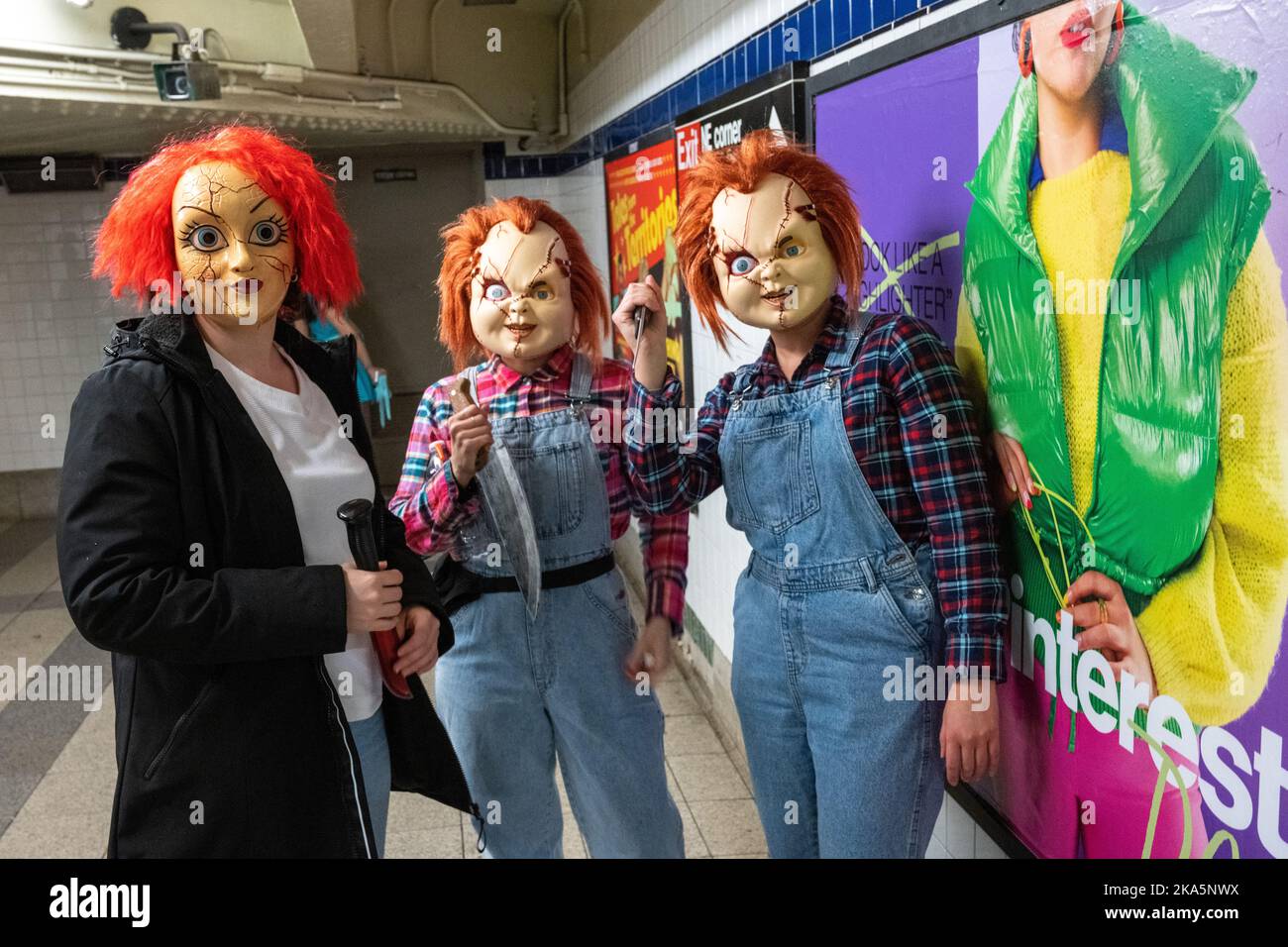 New York, États-Unis. 31st octobre 2022. Les gens portent des costumes lorsqu'ils posent à une station de métro avant d'assister à la parade d'Halloween annuelle 49th dans le Greenwich Village de New York. Credit: Enrique Shore/Alay Live News Banque D'Images