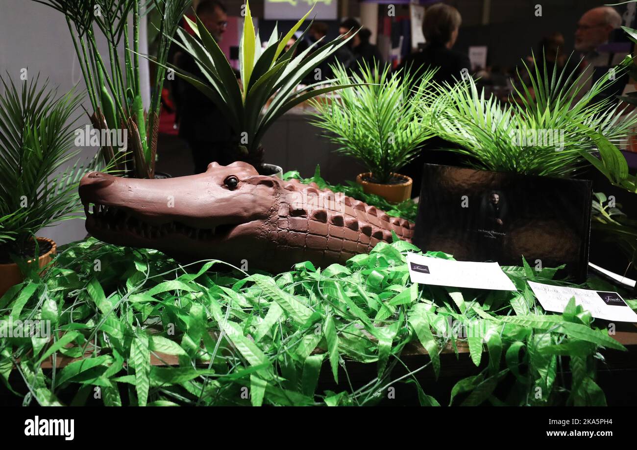Paris, France. 31st octobre 2022. Une sculpture de crocodile en chocolat est présentée au salon du chocolat 27th à l'exposition de Versailles à Paris, en France, le 31 octobre 2022. Le salon du chocolat 27th a eu lieu du 28 octobre au 1 novembre. Credit: Gao Jing/Xinhua/Alamy Live News Banque D'Images