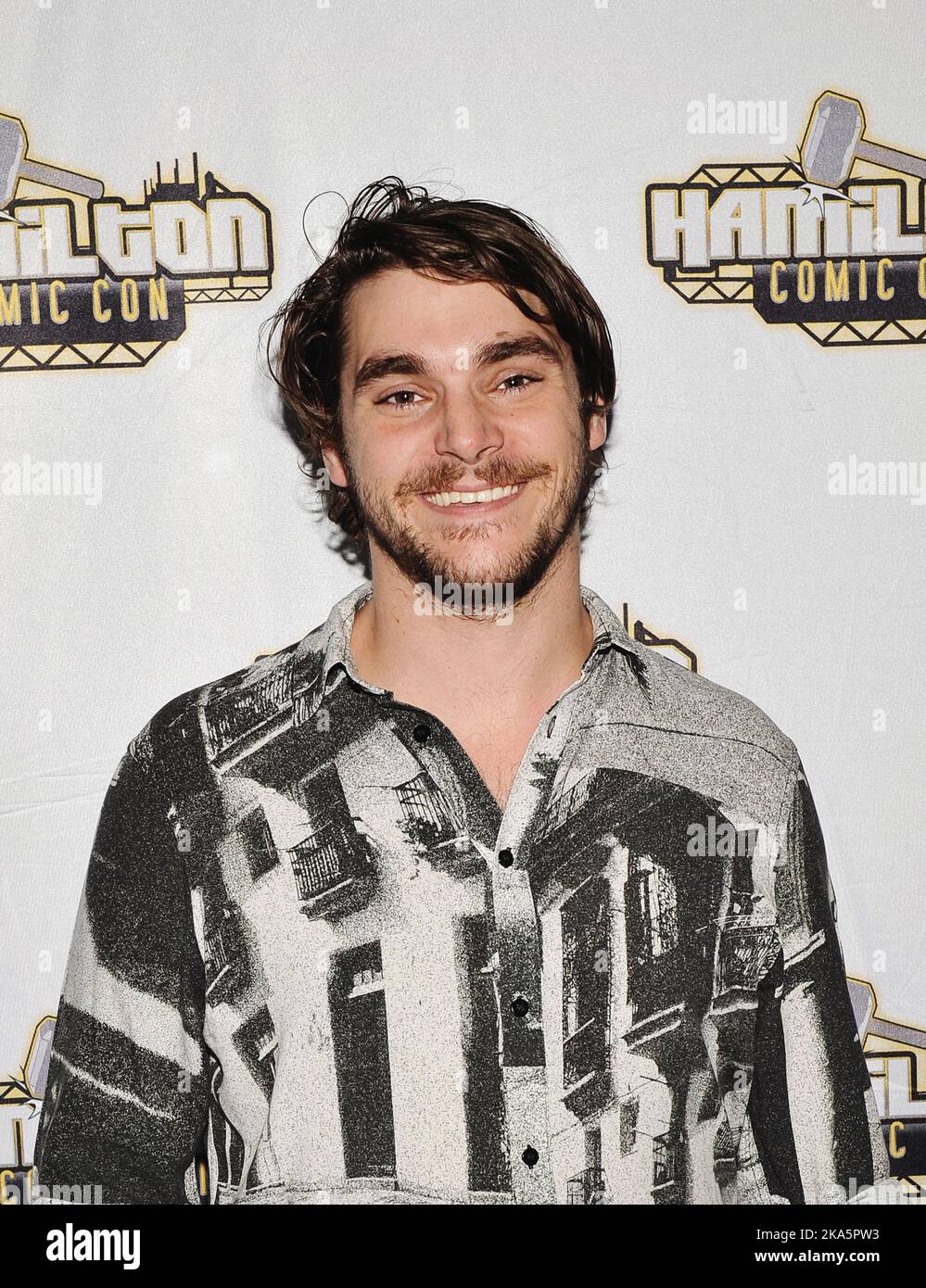 24 septembre 2022 - Hamilton, Ontario, Canada. L'acteur américain RJ Mitte (plus connu pour son rôle sous le nom de Walter ''Flynn'' White Jr. Sur la série AMC ''Breaking Bad''') au Hamilton Comic con au Musée canadien du patrimoine des avions de guerre. (Image de crédit : © Brent Perniac/AdMedia via ZUMA Press Wire) Banque D'Images