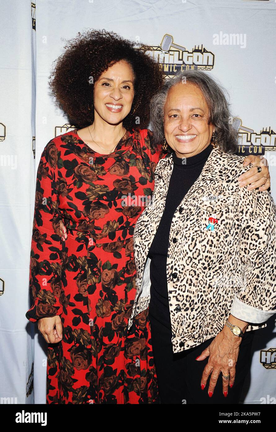 24 septembre 2022 - Hamilton, Ontario, Canada. Les actrices Karyn Parsons et Daphne Reid (de la sitcom de NBC ''le Prince frais de Bel-Air'') au Hamilton Comic Con au Canadian Warplane Heritage Museum. Banque D'Images