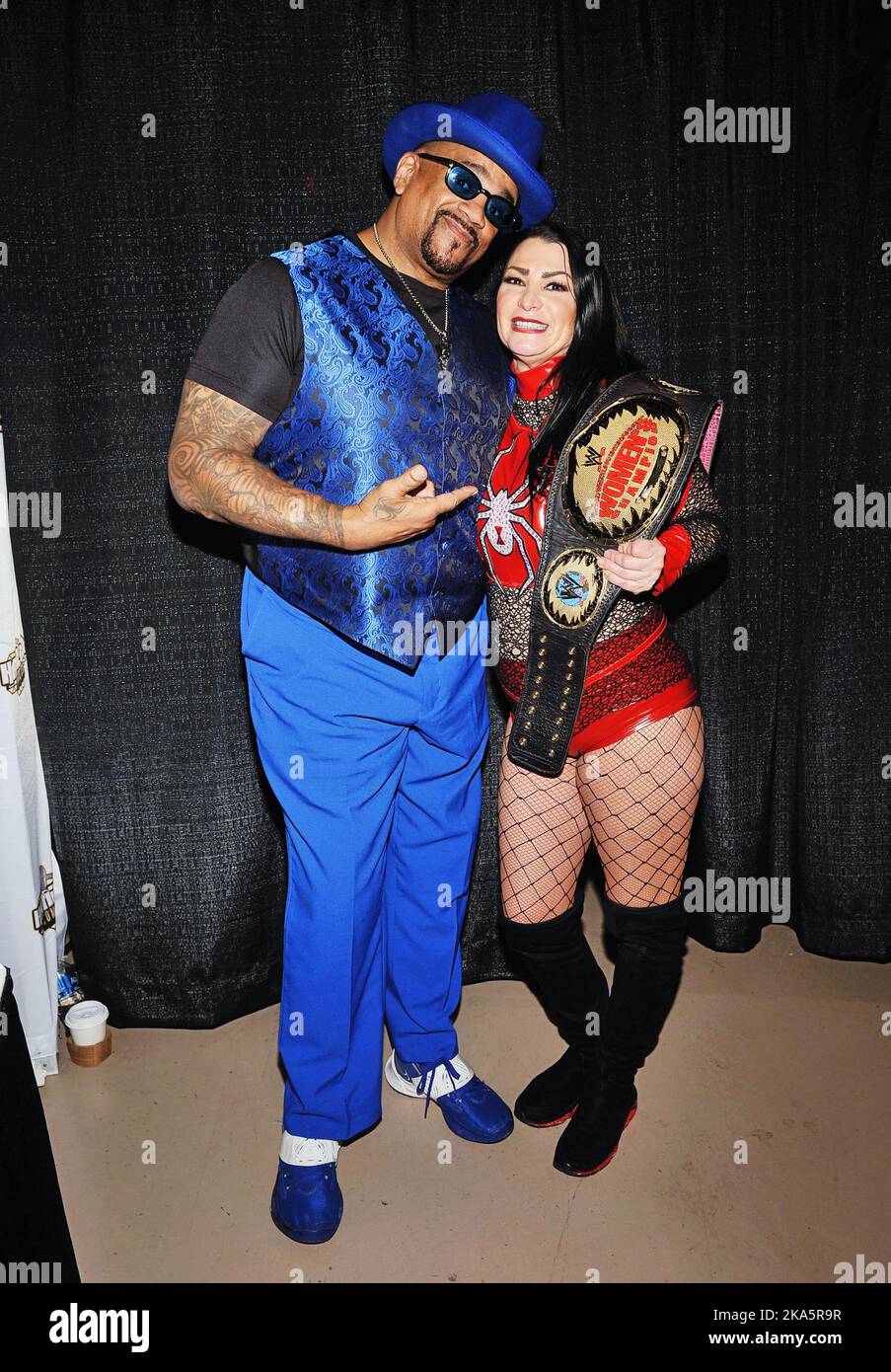 24 septembre 2022 - Hamilton, Ontario, Canada. Lutteurs professionnels retraités de la WWE, le parrain et Lisa Marie Varon au Hamilton Comic Con au Canadian Warplane Heritage Museum. Banque D'Images