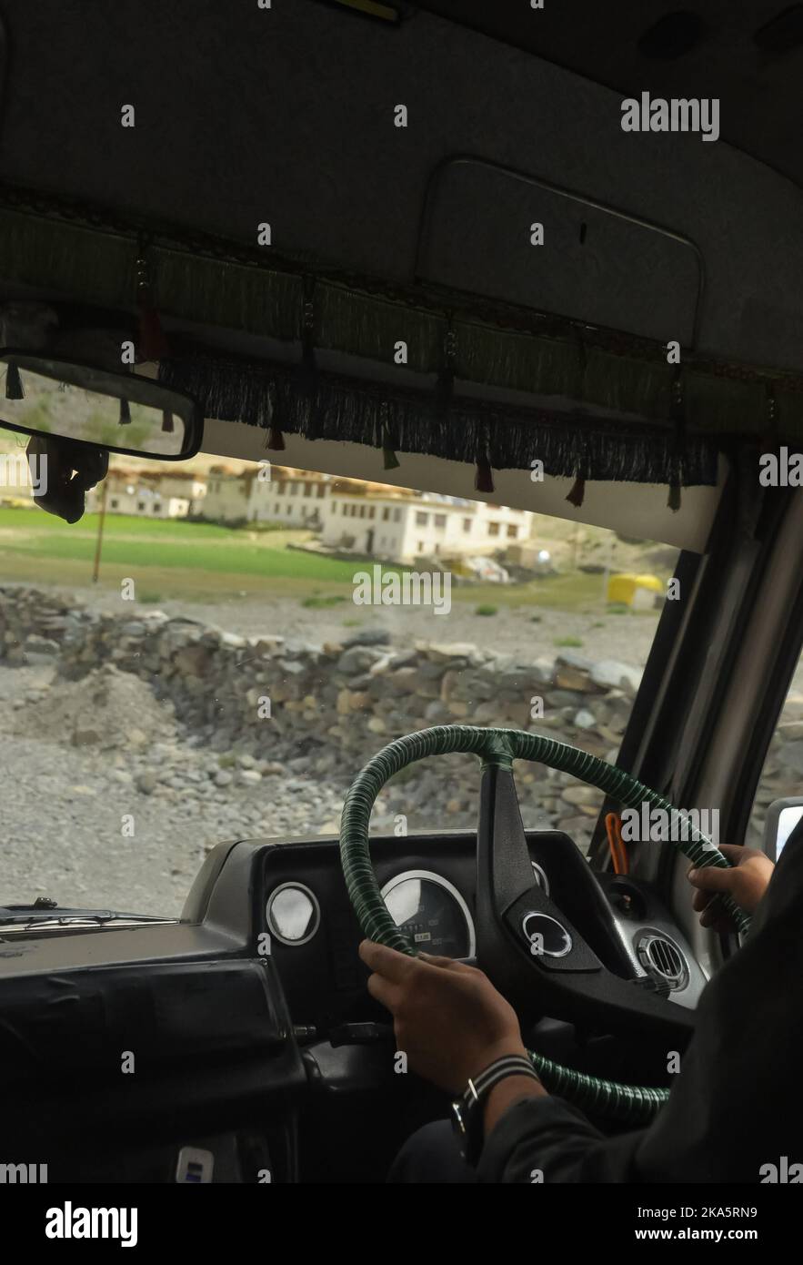 Un homme non reconnu conduisant une fourgonnette de tourisme sur une route accidentée entre l'autoroute Manali-Leh pendant la saison estivale Banque D'Images