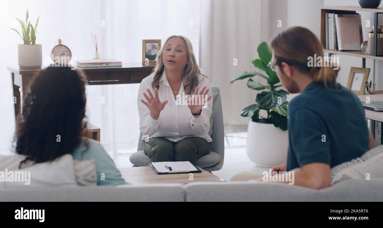Thérapie, femme d'affaires et couple mariage conversation dans le bureau moderne. Thérapeute professionnel, homme marié et femme relation de famille Banque D'Images