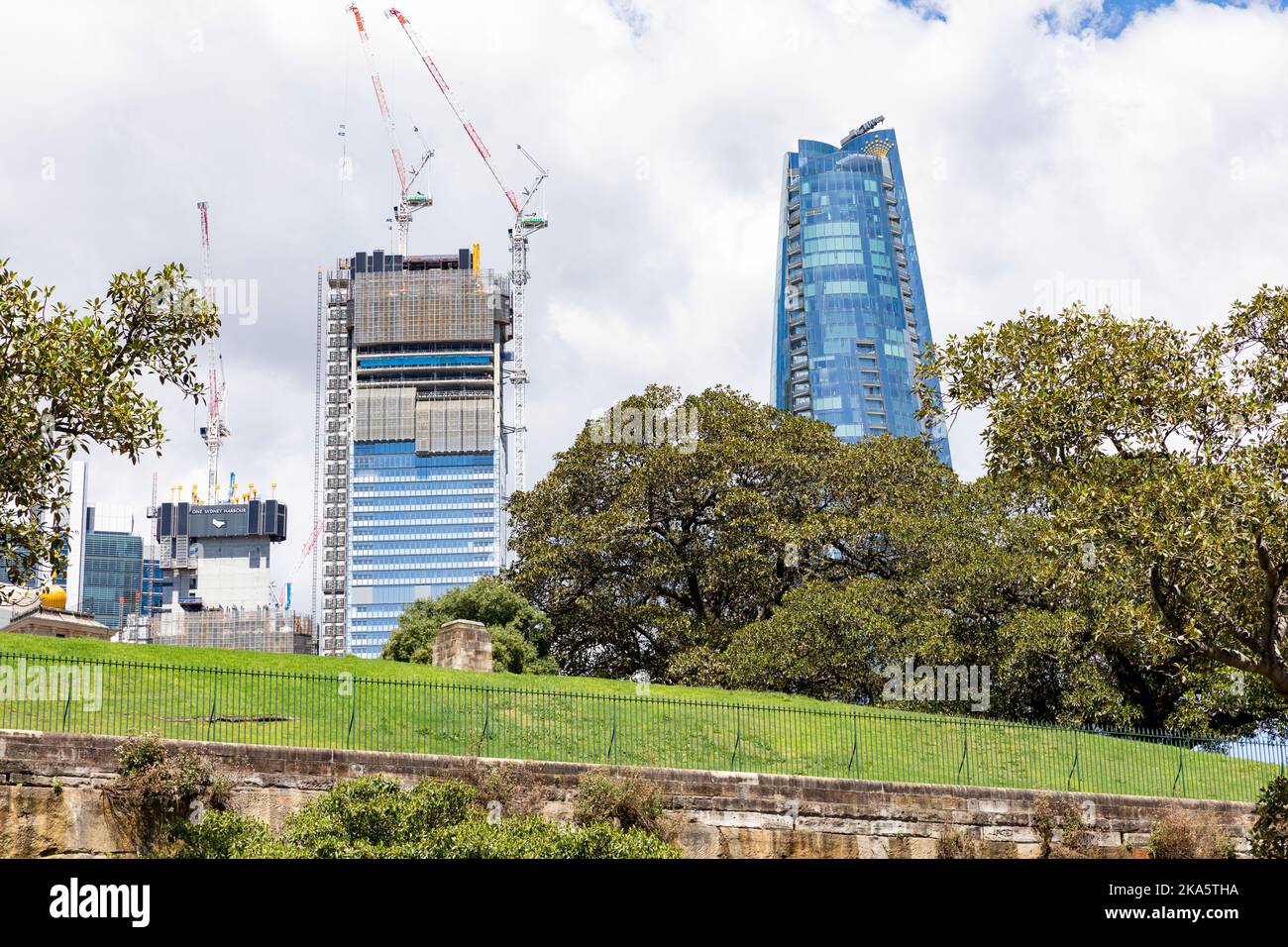 Sydney Australie vue sur le parc de l'observatoire de Barangaroo et tours hautes Crown Casino, centre-ville de Sydney, Nouvelle-Galles du Sud, Australie Banque D'Images
