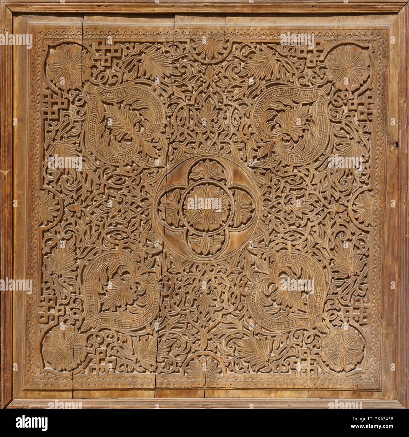 Vue rapprochée de la traditionnelle complexe de bois islamique sculptant de beaux motifs floraux et géométriques sur la porte ancienne, Isstalavshan, Sughd, Tadjikistan Banque D'Images