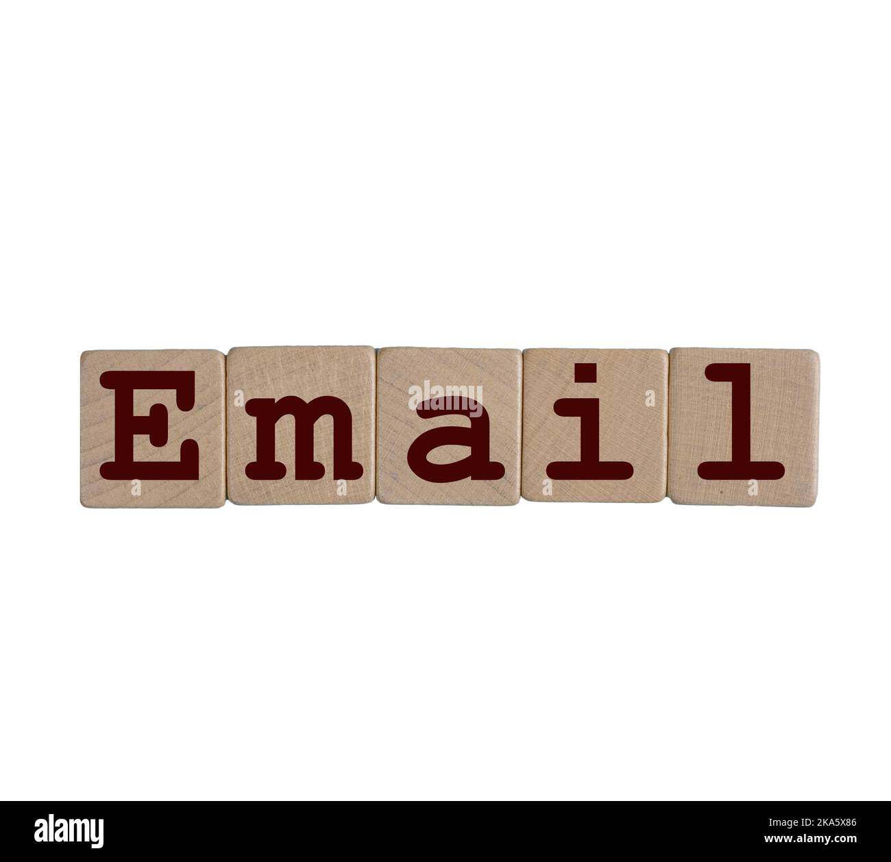 Le mot E-mail formé avec des chevilles en bois sur un fond transparent Banque D'Images