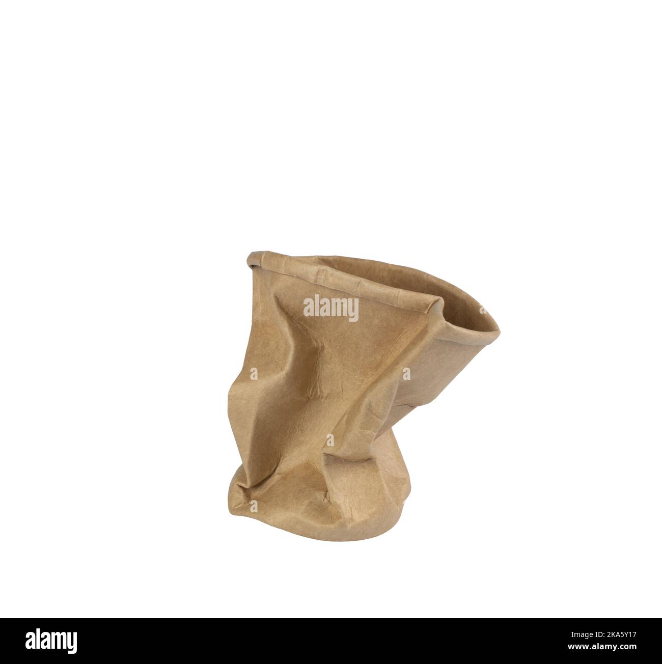 une tasse de papier écrasée sur un fond transparent Banque D'Images