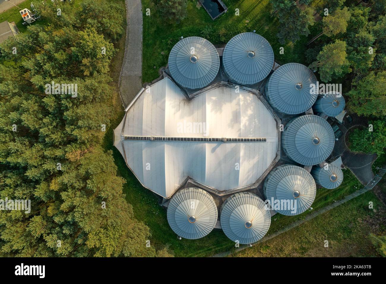 Bâtiments reliés par un réseau de studios de cinéma Alvernia près de Cracovie. Vue de dessus, photos prises avec un drone. Banque D'Images