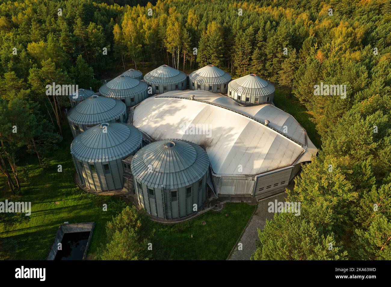 Bâtiments reliés par un réseau de studios de cinéma Alvernia près de Cracovie. Vue de dessus, photos prises avec un drone. Banque D'Images