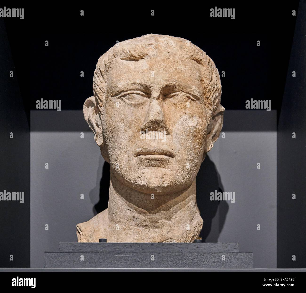 Testa maschile - pietra calcare tenero - inizio i sec. D.C. - Mantova, Museo Archeologico Banque D'Images