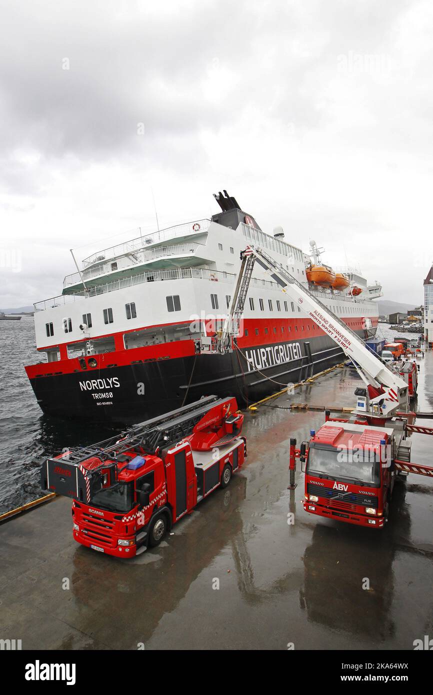 Bateau de croisière MS Nordlys au quai d'Alesund, Norvège. Deux personnes ont été signalées comme étant mortes et 16 autres blessées après une explosion qui aurait eu lieu dans la salle des machines. Banque D'Images