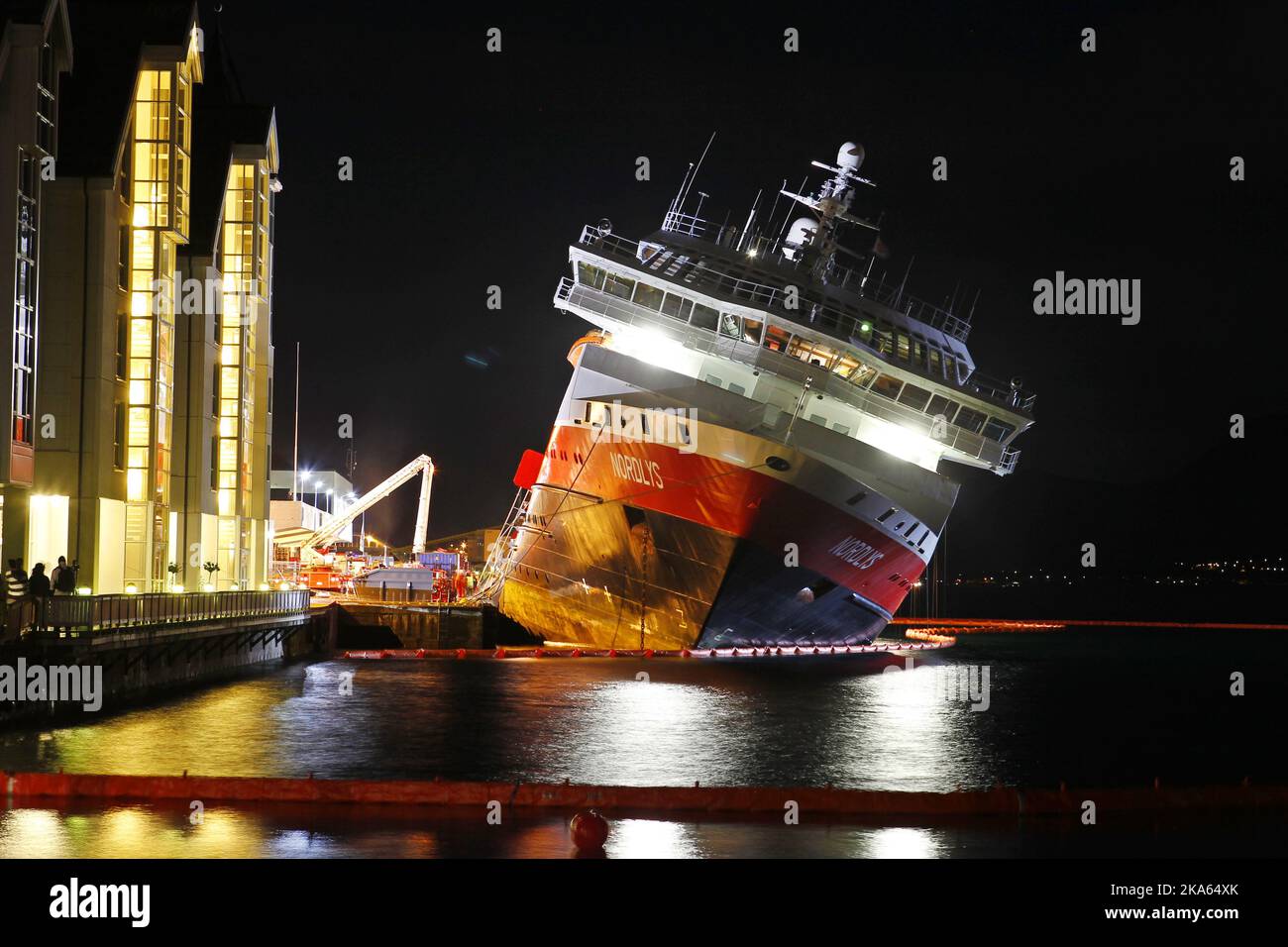 Le bateau de croisière MS Nordlys est présenté la nuit au quai d'Alesund, en Norvège. Le navire qui était fortement listing d'un côté, a été pensé pour être en danger de chavirement, bien qu'il semble maintenant avoir été stabilisé. Deux personnes sont mortes dans un incendie dans la salle des machines de shipÕs jeudi matin. Banque D'Images