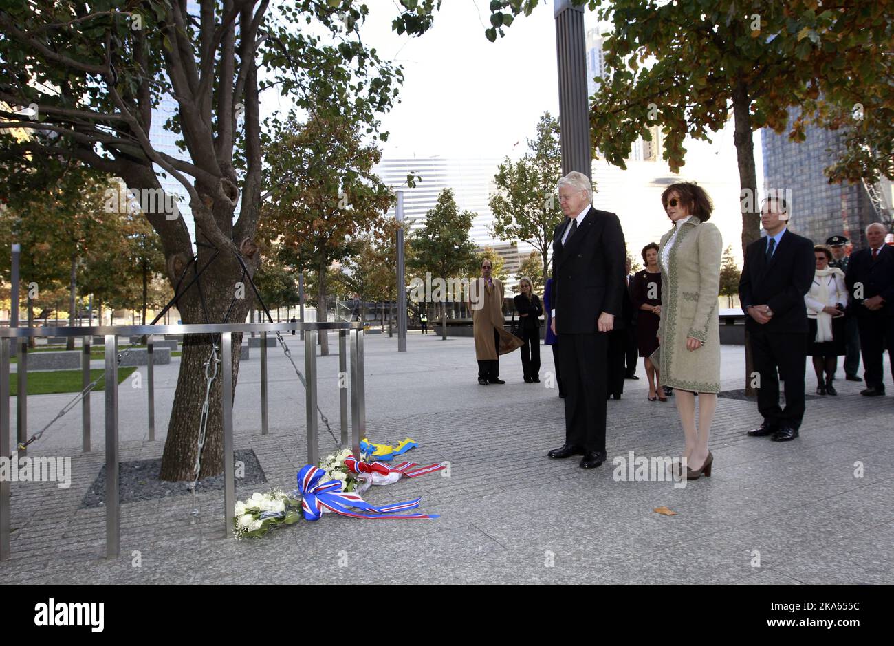 Le président islandais Olafur Ragnar Grimsson et son épouse Dorrit Moussaieff ont déposé une couronne sur l'arbre du survivant au Ground Zero à New York Friday 21 octobre 2011. Photo Lise Aserud / Scanpix Norvège / PISCINE Banque D'Images