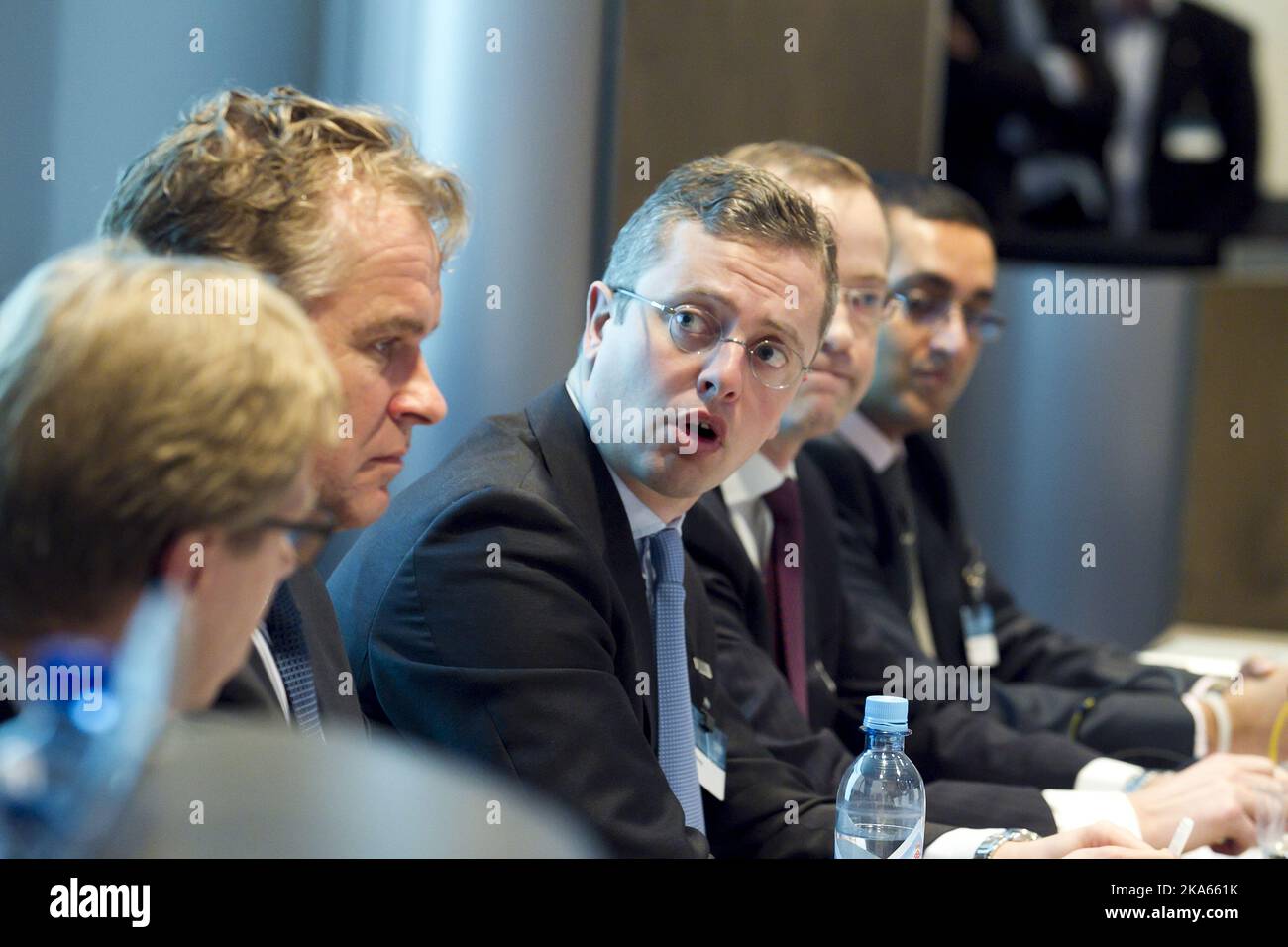 Morten Hoegh (troisième en partant de la droite) lors d'un débat lors de la conférence sur le pétrole et les ressources extracôtières de la DNB à Oslo, en Norvège. Banque D'Images