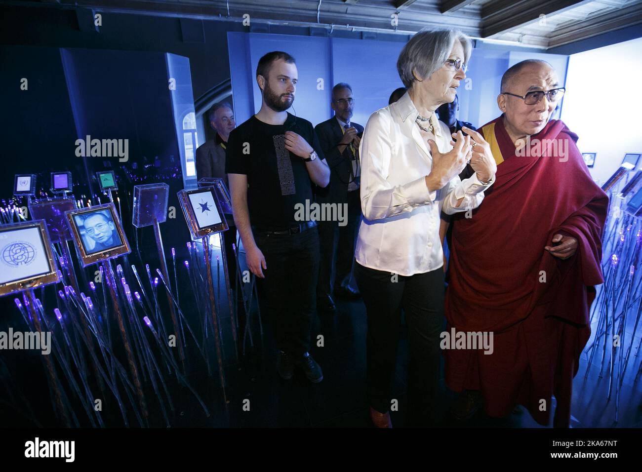 Le Dalaï Lama a visité le Centre Nobel de la paix vendredi où, entre autres, Liu Xiaobo (à gauche), l'ancien prix Nobel de la paix, est exposé dans le jardin de la paix. Le Dalaï Lama est présenté par le Directeur exécutif Bente Erichsen. Banque D'Images