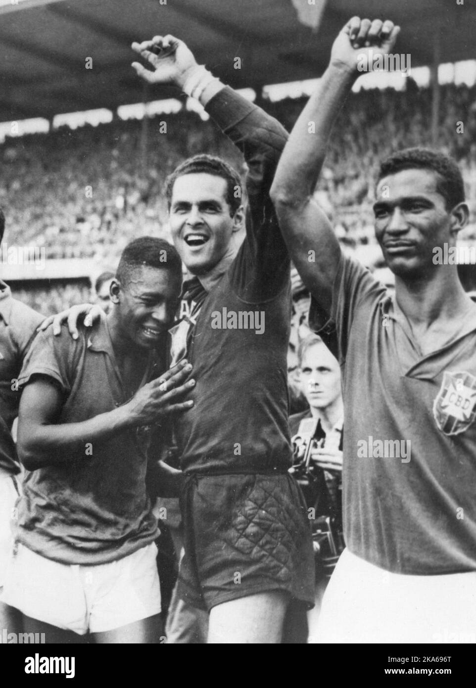FICHIER - dans ce fichier 29 juin 1958 photo Pele brésilien de 17 ans, à gauche, se hante sur l'épaule du gardien de but Gilmar dos Santos Neves, après la victoire du Brésil sur la Suède en 5-2 dans leur match de football final de la coupe du monde, à Stockholm, en Suède. Le Didi brésilien est à droite. Ce jour-là: Le Brésil remporte la première coupe du monde avec Pele score deux fois. (Photo/fichier AP) Banque D'Images