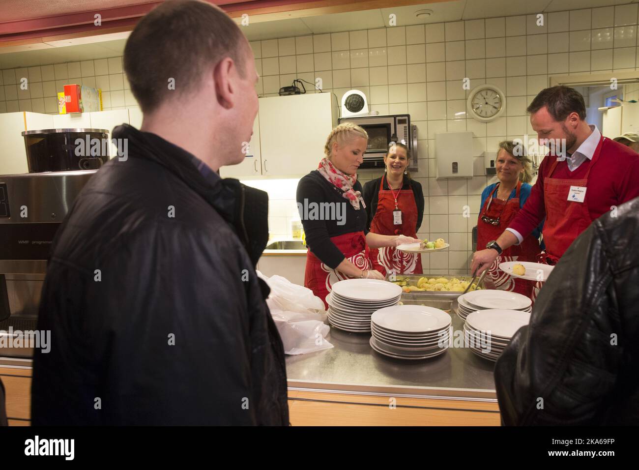 Oslo 20141217. Le prince héritier Haakon et la princesse Mette-Marit de Norvège visitent le centre de contact de la Croix Bleue à Oslo le mercredi 17 décembre. Ils préparent et servent de la nourriture aux personnes défavorisées d'Oslo. Photo: Terje Bendiksby/ Banque D'Images