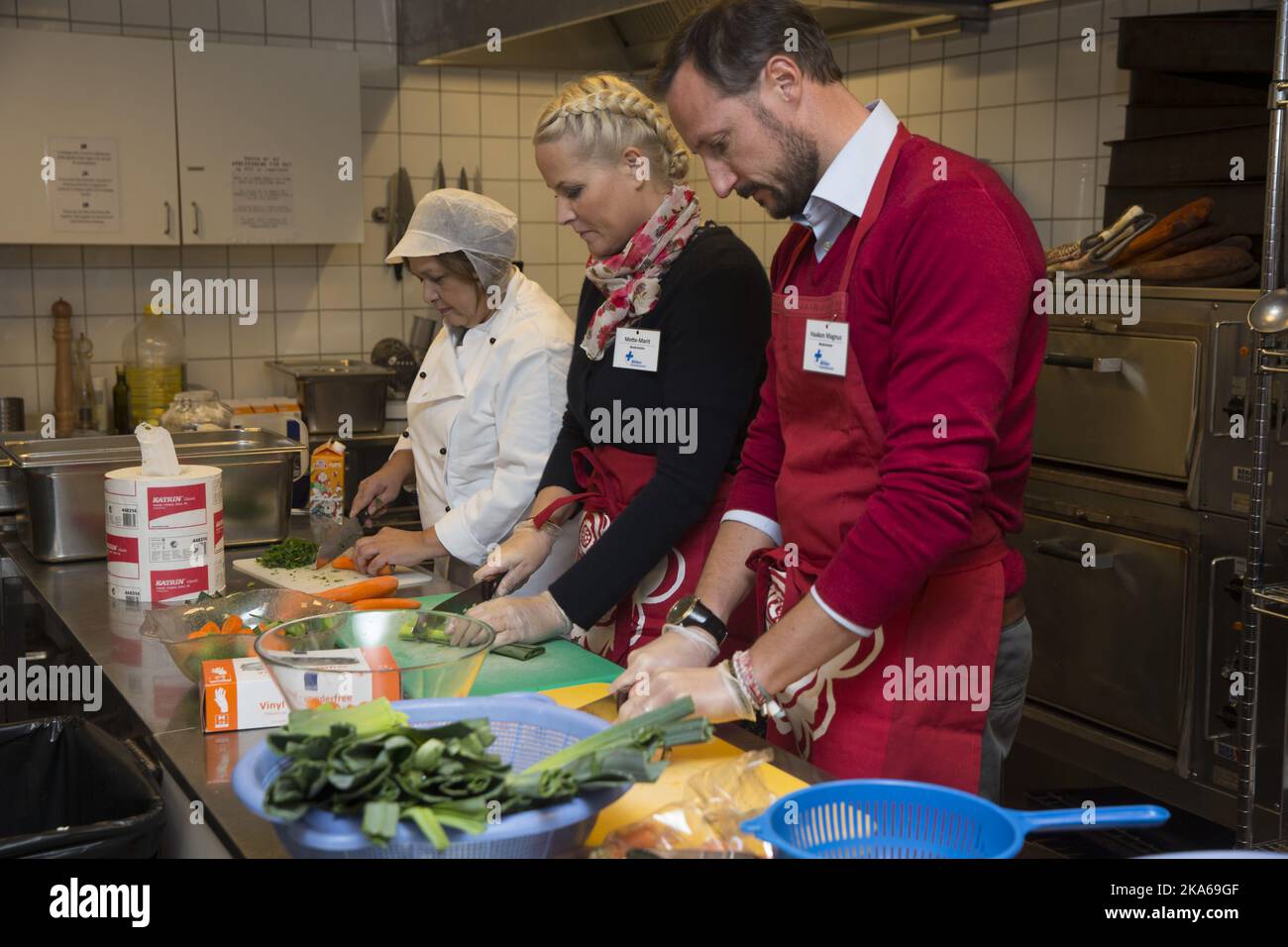 Oslo 20141217. Le prince héritier Haakon et la princesse Mette-Marit de Norvège visitent le centre de contact de la Croix Bleue à Oslo le mercredi 17 décembre. Ils préparent et servent de la nourriture aux personnes défavorisées d'Oslo. Photo: Terje Bendiksby/ Banque D'Images