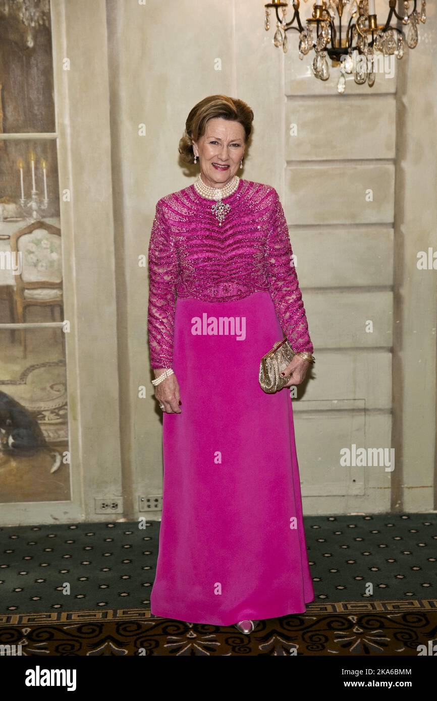 New York, États-Unis 20150417. Cérémonie et dîner de gala à l'hôtel Pierre de New York, où la Fondation américano-scandinave décerne la médaille d'or à la Reine Sonja de HM. La Reine porte une robe rose et un sac d'or photo: Crochet de Pontus / NTB scanpix Banque D'Images