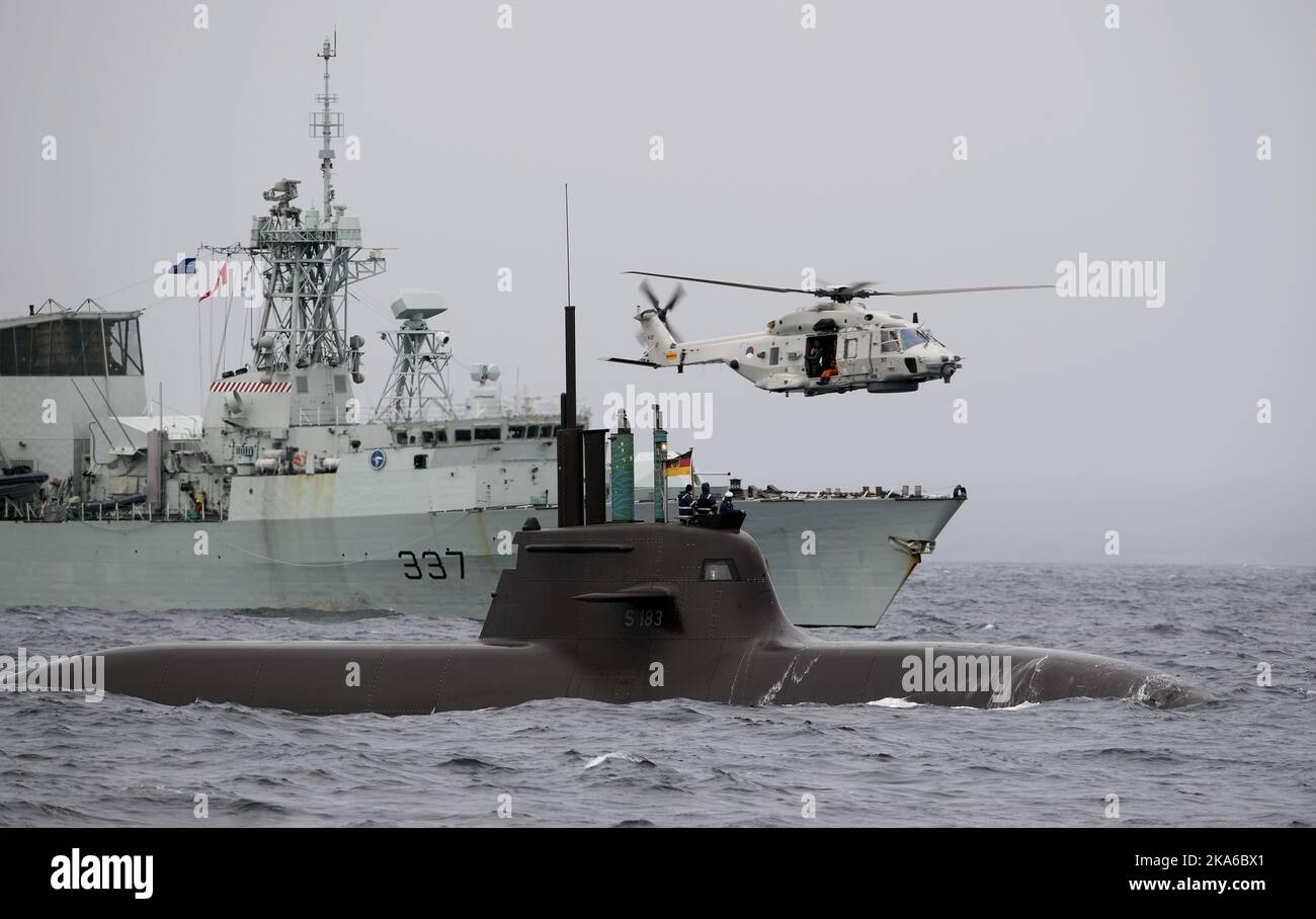 Bergen, Norvège 20150504. L'exercice sous-marin de l'OTAN, Dynamic Mongoose 2015, s'est tenu ces jours-ci dans les eaux au large de Bergen. Voici le sous-marin allemand U33, le NCSM Fredericton du Canada et des hélicoptères des pays-Bas en action. Photo: Marit HomMedal / NTB scanpix Banque D'Images
