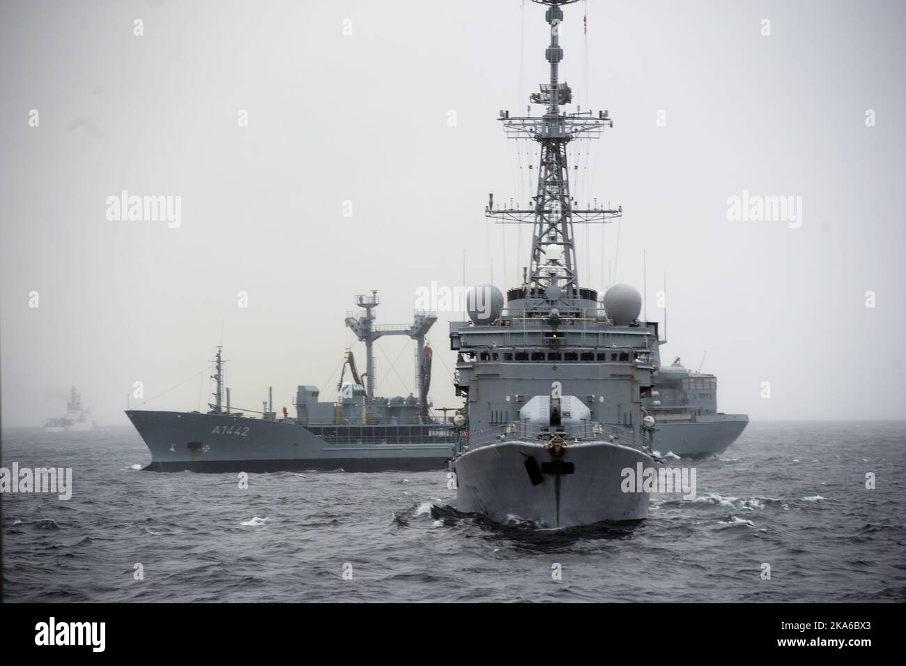 Bergen, Norvège 20150504. L'exercice sous-marin de l'OTAN, Dynamic Mongoose 2015, se déroule ces jours-ci dans les eaux au large de Bergen. Voici un navire français en premier plan et FGS Spessart allemand derrière. Photo: Marit HomMedal / NTB scanpix Banque D'Images