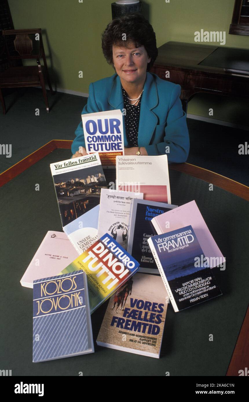 Le Premier ministre Harlem Brundtland et le rapport de la Commission mondiale sur l'environnement et le développement, « notre avenir commun » Banque D'Images