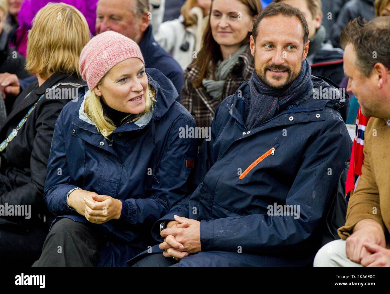 Nittedal, Norvège 20150917. Le prince héritier Haakon et la princesse Mette-Marit s'entretient avec l'agriculteur Nils Thomas Fearnley (Th) à la ferme AAS de Hakadal, lors de la tournée en couple pour le comté d'Akershus, jeudi. Photo: Grotte de Végard Wivestad / NTB scanpix Banque D'Images