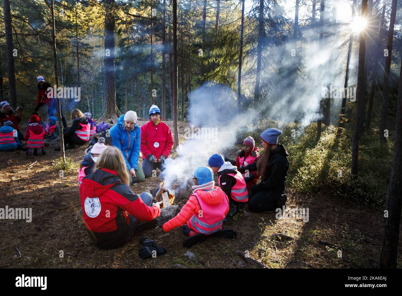 OSLO, Norvège 20151014. Le prince héritier Haakon a visité mercredi le projet 'skiforeningens' 'Friluftsglede' (joie extérieure) à Skullerud à Oslo. Le prince héritier et les écoliers de la classe 3rd de Tveita ont été enseignés à la compréhension écologique, à la coopération et à l'utilisation de tous leurs sens dans la forêt. Le prince héritier Haakon et les enfants parlent d'un feu de camp. Photo: Cornelius Poppe / NTB scanpix Banque D'Images