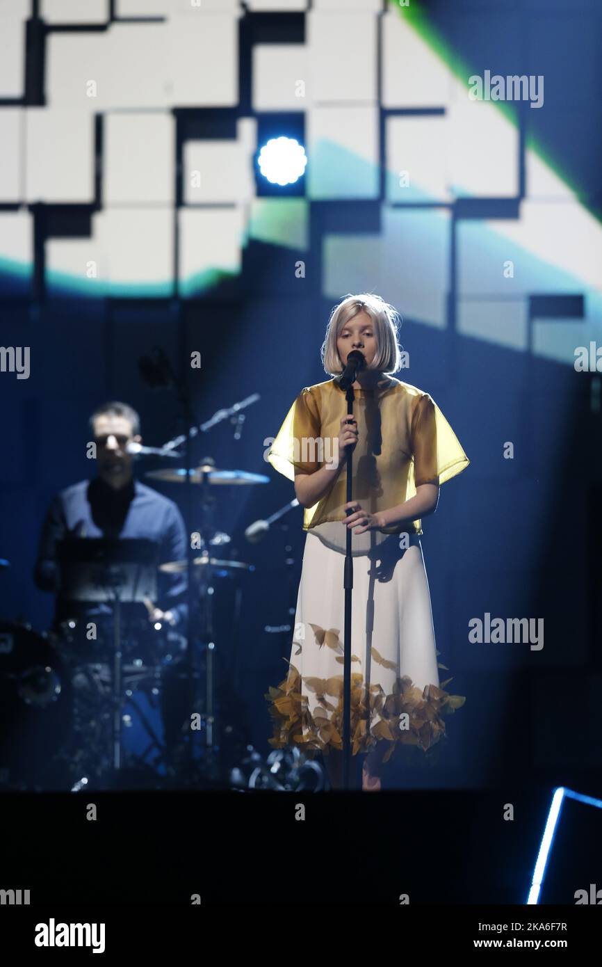 L'artiste Aurora Aksnes est sur scène lors du concert annuel du prix Nobel de la paix à Telenor Arena, à l'extérieur d'Oslo, le 11 décembre 2015. Photo de Terje Bendiksby, NTB scanpix Banque D'Images