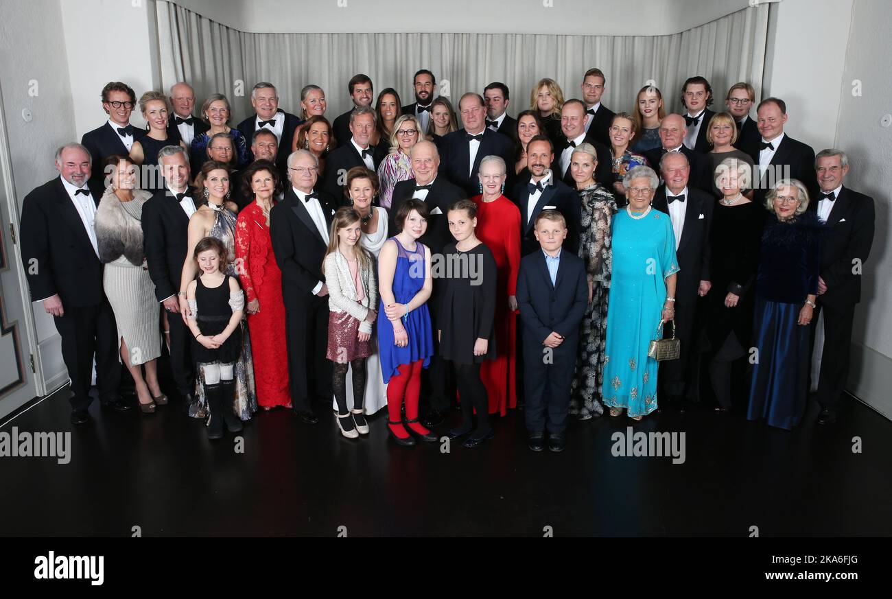 ASKER, Norvège 20160116. Ce week-end, leurs Majestés, le roi Harald et la reine Sonja, marquent le 25th anniversaire de leur accession au trône norvégien. Rangée 4 de gauche : Carl Christian Ferner, Anna-Stina Slatum Ferner, Carl Christian Dahl, Ian Swanstroem, Dag Swanstroem, Anne Karine Swanstroem, Christian Fredrik Lorentzen, Sophia Lorentzen, Olav Alexander Lorentzen, Victoria Ragna Lorentzen Ribeiro, Felipe Falcao, Madeleine Ferner Johansen, Sebastian Ferner Johansen, Stella Ferner, Edward Ferner et Benjamin Ferner Beckmann. Rangée 3 de gauche : Ingeborg Ribeiro, Paulo Ribeiro, Martha Lorentzen, Ha Banque D'Images