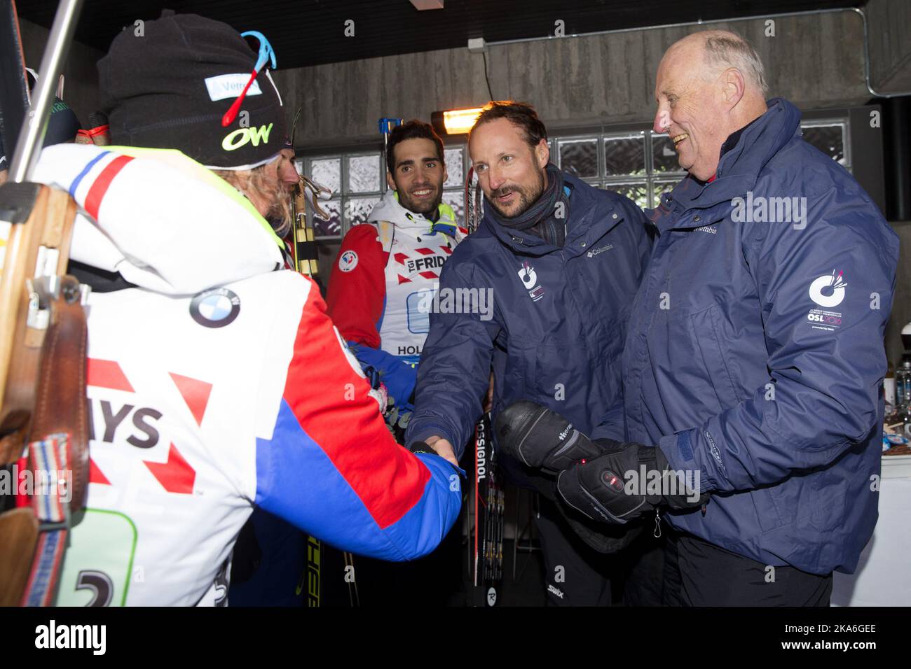 Oslo, Norvège 20160303. Championnat de biathlon à Oslo 2016. L'équipe française, Anaà¯s Bescond, Marie Dorin Habert, Quentin Fillon Maillet et Martin Fourcade rencontrent le roi Harald et le prince héritier Haakon après leur victoire dans la course de relais mixte aux Championnats du monde de biathlon à Holmenkollen jeudi. Photo DE PISCINE: Hakon Mosvold Larsen / NTB scanpix Banque D'Images