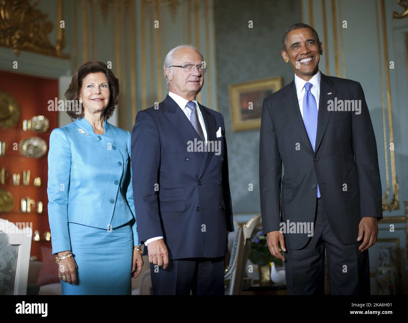 Le président américain Barack Obama, à droite, rencontre le roi suédois Carl XVI Gustaf, au centre, et la reine Silvia au Palais Royal, le jeudi 5 septembre 2013, à Stockholm, Suède. (Photo AP/Pablo Martinez Monsivais) le roi de Suède Carl XVI Gustaf fêtera son 70e anniversaire le 30 avril 2016. Banque D'Images