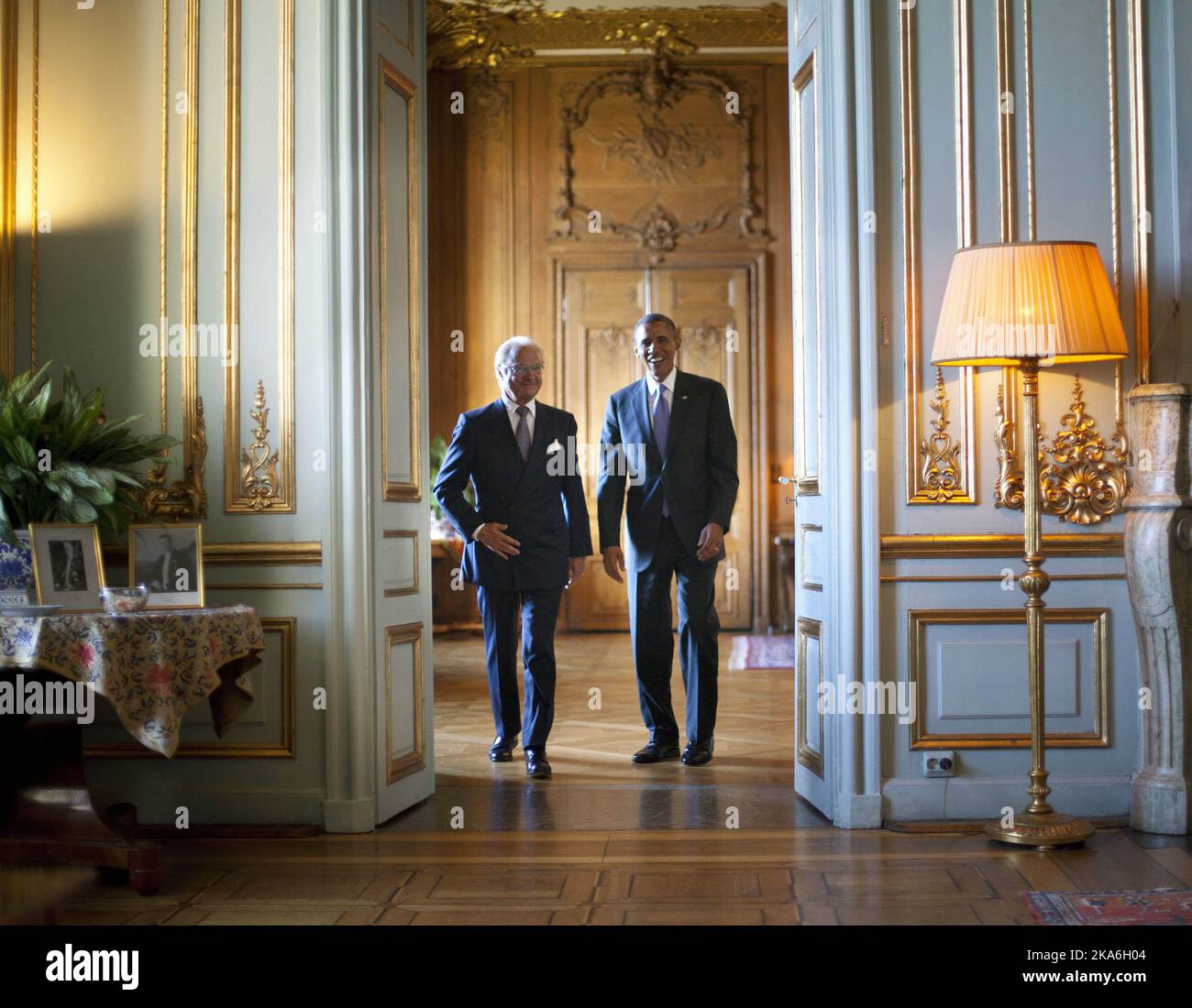 Le président américain Barack Obama, à droite, marche avec le roi suédois Carl XVI Gustaf, à gauche, au Palais Royal, le jeudi 5 septembre 2013, à Stockholm, Suède. (Photo AP/Pablo Martinez Monsivais) le roi de Suède Carl XVI Gustaf fêtera son 70e anniversaire le 30 avril 2016. Banque D'Images