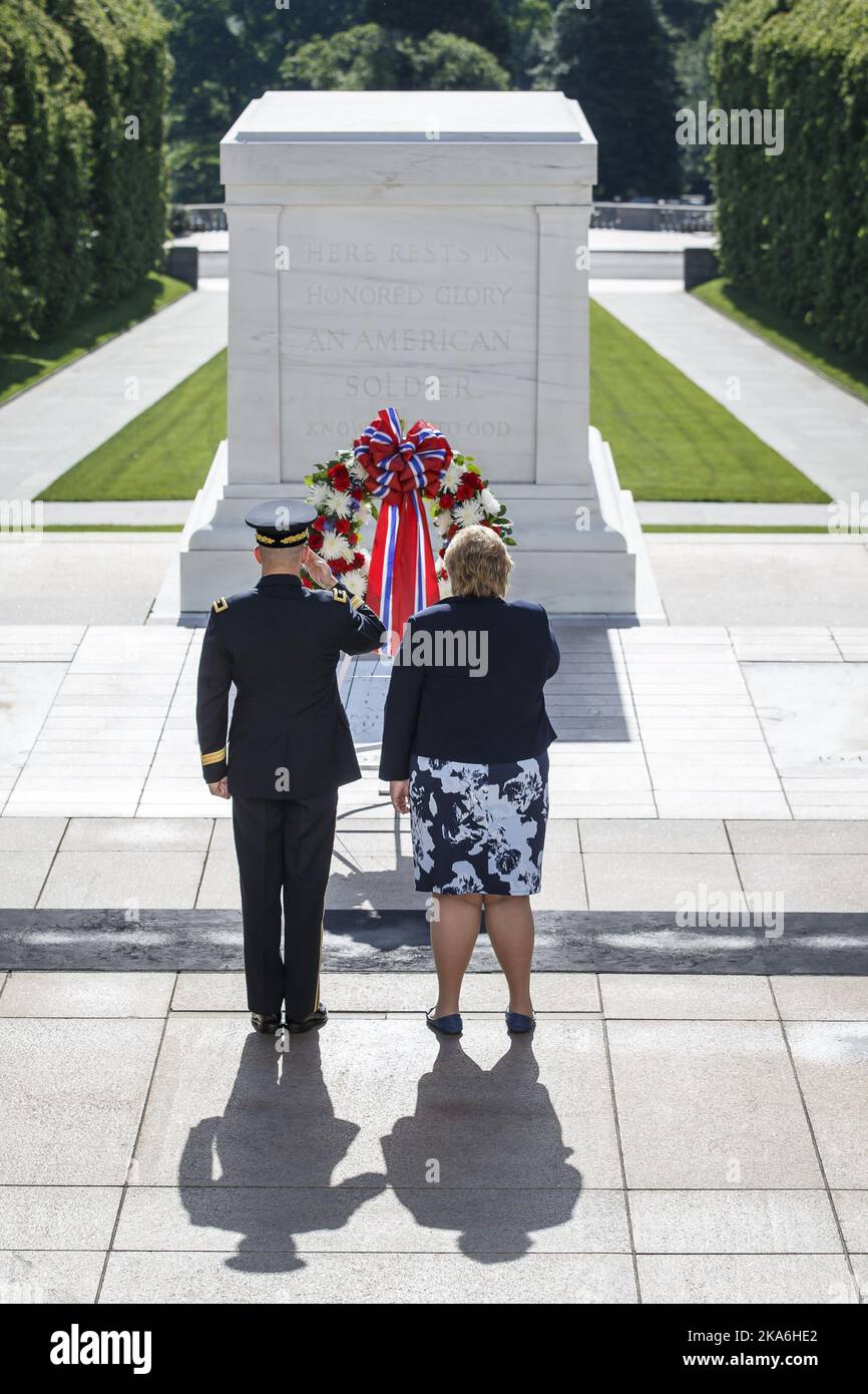 Washington DC, États-Unis 20160514. Le Premier ministre Erna Solberg et le général Bradley Becker après avoir déposé une couronne sur la tombe du soldat inconnu dans le cimetière national d'Arlington à Washington. Son mari Sindre Finnes derrière. Photo: Heiko Junge / NTB scanpix Banque D'Images