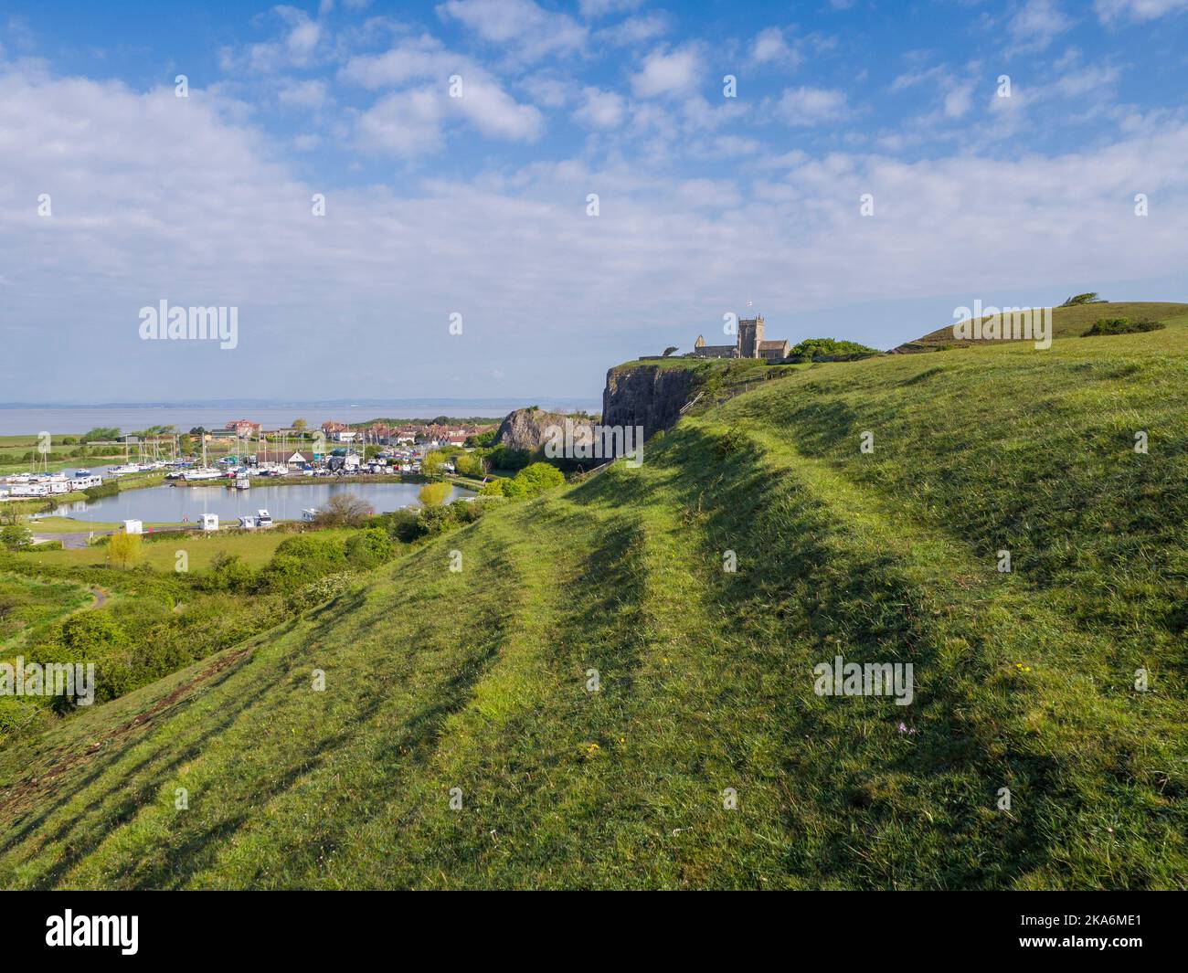 Le site de falaise en amont d'intérêt scientifique spécial avec la vieille église de Saint-Nicolas au-dessus de la marina en amont, dans le nord du Somerset, en Angleterre. Banque D'Images