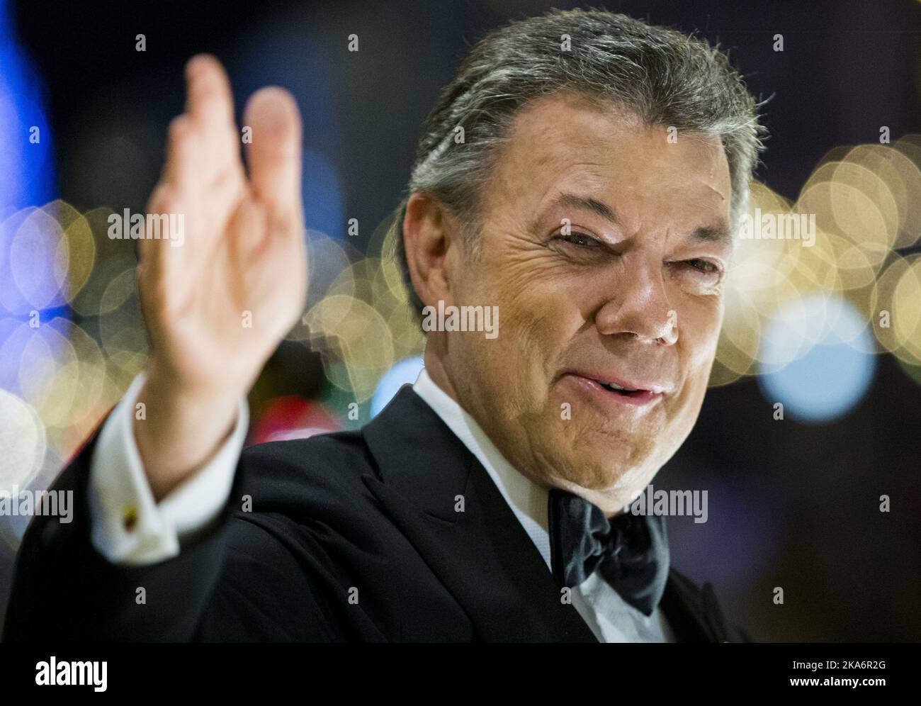 Le président colombien Juan Manuel Santos réagit à la parade aux flambeaux depuis le balcon du Grand Hôtel d'Oslo sur 10 décembre 2016. Le président Juan Manuel Santos a reçu cette année le prix Nobel de la paix pour ses efforts visant à mettre fin à la guerre civile de plus de 50 ans menée par Colombias. Photo : Vegard Wivestad Grott / NTB scanpix Banque D'Images