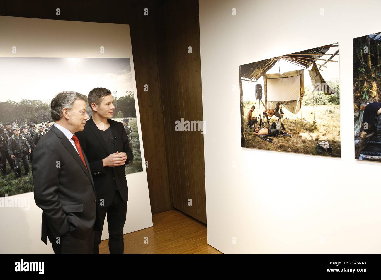 Oslo, Norvège 20161211. Prix Nobel de la paix 2016 au président colombien Juan Manuel Santos. Juan Manuel Santos, lauréat du prix Nobel (à gauche), lors de l'ouverture de l'exposition au Centre Nobel de la paix à Oslo, dimanche soir. Photo: Terje Bendiksby / NTB scanpix Banque D'Images