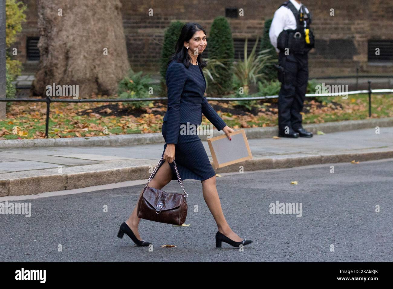 Suella Braverman quitte Downing Street cet après-midi alors que le Premier ministre Rishi Sunak nomme son nouveau cabinet. Photo prise le 25th Oct Banque D'Images