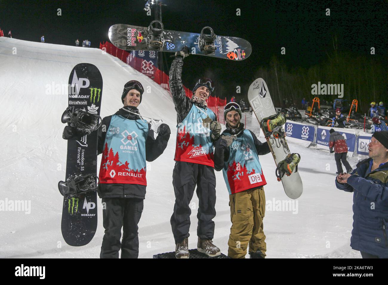 Hafjell, 20170311: X Games Hafjell Big Air Snowboard finales, hommes: Médaillé d'or Mark McMorris du Canada (au centre) médaillé d'argent Max Parrot du Canada (à gauche) et médaillé de bronze Torgeir Bergrem des États-Unis. Photo: Geir Olsen / NTB scanpix Banque D'Images