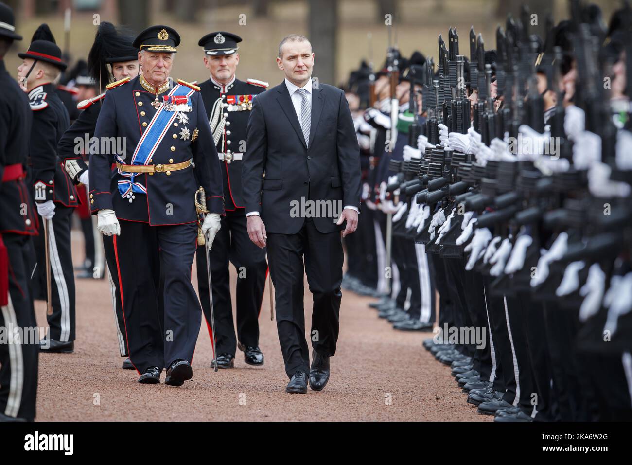 OSLO, Norvège 20170321. Le roi Harald et le président de l'Islande Gudni Th. Jóhannesson inspecte sa Majesté la Garde du Roi lors d'une cérémonie officielle d'accueil sur la place du Palais mardi. Le couple présidentiel islandais était en visite officielle en Norvège. Photo: Heiko Junge / NTB scanpix Banque D'Images