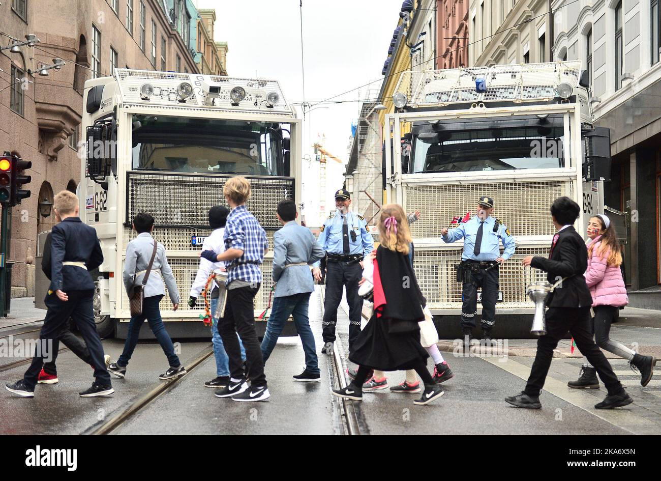 Oslo, Norvège 20170517. Jour de la Constitution norvégienne. Des mesures de sécurité supplémentaires ont été mises en place autour du défilé des enfants dans le centre d'Oslo le 17 mai. La police a fermé une rue avec deux gros camions. Photo: Fredrik Varfjell / NTB scanpix Banque D'Images