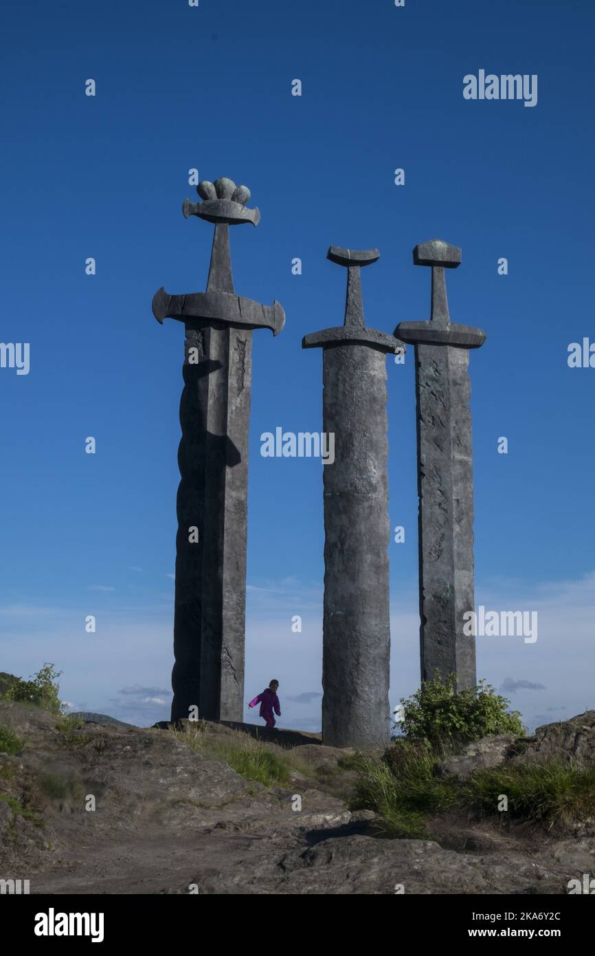 Stavanger, Norvège 20170704. Le monument de Fritz Roed à la bataille de Hafrsfjord, Sverd i fjell (Swords in Rock) . Les trois épées de bronze mesurent 10 mètres (33 pi) et sont plantées dans la roche d'une petite colline à côté du fjord. Ils commémorent la bataille historique de Hafrsfjord qui, par tradition, y a eu lieu en 872. Photo: Vidar Ruud / NTB scanpix Banque D'Images